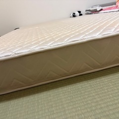 ダブルベッドの画像