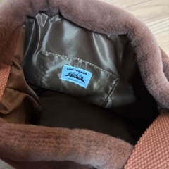 ブラウン　カンフーパンダキーホルダー付き　ハンドバッグの画像