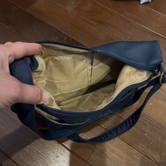 ネイビーのショルダーバッグの画像