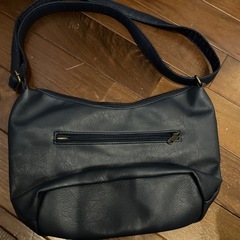 ネイビーのショルダーバッグの画像