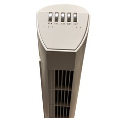 部屋全体を暖かく タワー型ファン ホワイト ［優しい風量］の画像