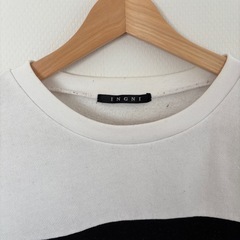 【INGNI】 トレーラー　スウェット　ブラック　ホワイト　ロゴ　大きめ　白　黒の画像