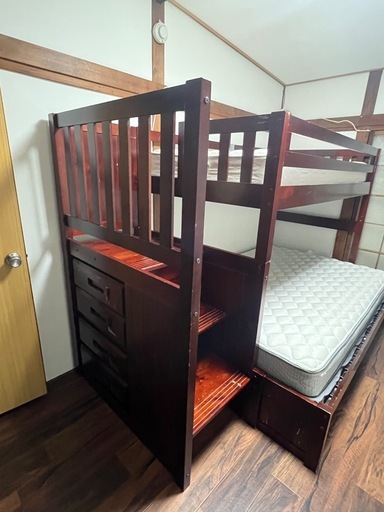 ベットフレームのみのお譲りです 3
年程使用しました キズ等ありますがまだまだ使っていただける状態です 解体して運んでいただく必要があ