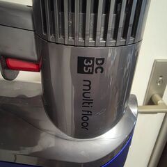Dyson DC35 掃除機一式　立てかけホルダー付きの画像