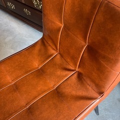 アイアン脚のお洒落椅子の画像