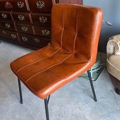 アイアン脚のお洒落椅子の画像