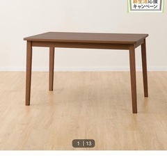 ニトリダイニングテーブルと机の画像