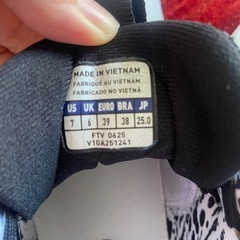 【美品】ミズノ バレーボールシューズ ウエーブモーメンタム2 25.0cmの画像