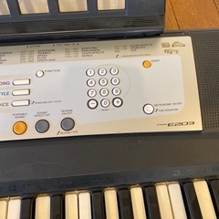 YAMAHA PSR-E203 キーボード ACアダプタ・譜面台の画像