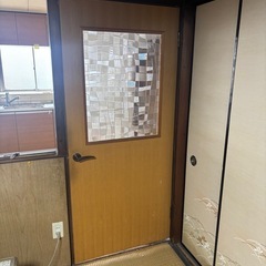 昭和レトロな飾りガラスの引き戸の画像