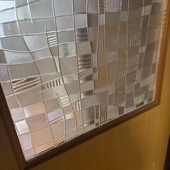 昭和レトロな飾りガラスの引き戸の画像