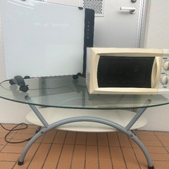 レンジ、ガラステーブル、電気ヒーターの画像