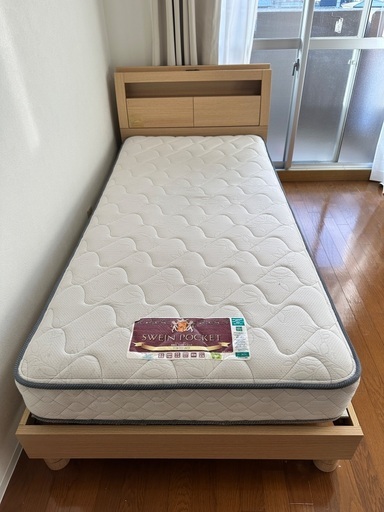 シングルベッド（マットレス/電源コンセント/キャビネット）状態良好