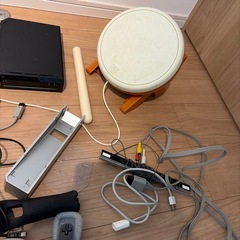 Wii本体　コントローラx4 ソフト多数の画像