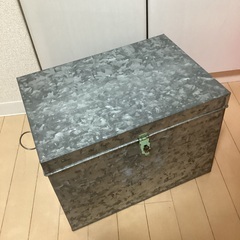 ブリキの収納箱の画像