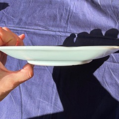 青磁　花柄のエンボス加工　和食器の皿の画像