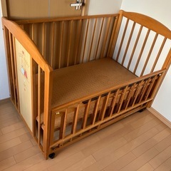 ベビーベッド　キャスター付き　125x77x92cmの画像
