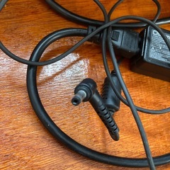 ノートパソコン、ACアダプターの画像