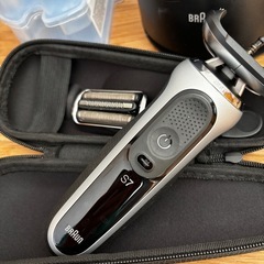 Braun S7 電気シェーバー 本体と付属品の画像