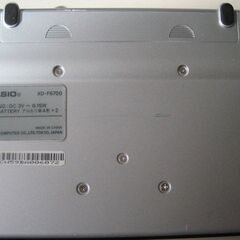 XD-F6700シリーズ 液晶に日焼けありますが文字は読み取りには問題ありません 画面サイズ：5型 / 表示可能字数：40X23 / バックライト：非対応 / キー配列：QWERTY 辞書：国,漢,古,英和,和英,英英 / その他辞書：教育,学習,トラベル / 収録辞書数：100 / 音声発音：非対応の画像