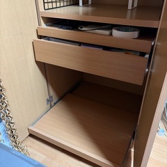 パソコンデスクと棚の画像