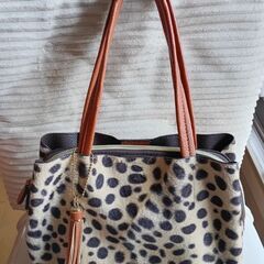 ヒョウ柄のモコモコバッグの画像