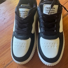 新品スニーカーの画像