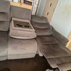ニトリの3人掛け電動リクライニングソファーの画像