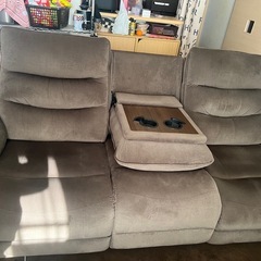 ニトリの3人掛け電動リクライニングソファーの画像