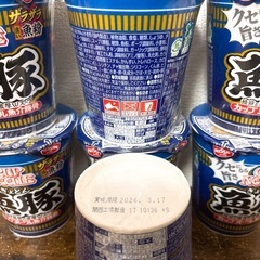 （受渡が決まりました→）カップヌードル 魚介豚骨8個の画像