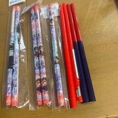 赤い鉛筆と赤青鉛筆の画像
