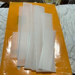 黒と、白切れ端のプラダンの画像