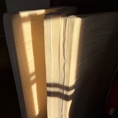 ニトリ高反発三つ折りマットレスダブルサイズ+ピンクの防水カバー+グレーの除湿シートの画像