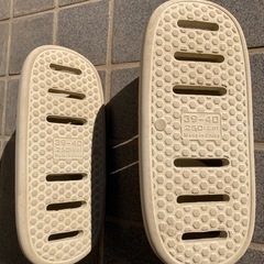 スリーコインズ 両履き軽量スリッパ サンダルの画像
