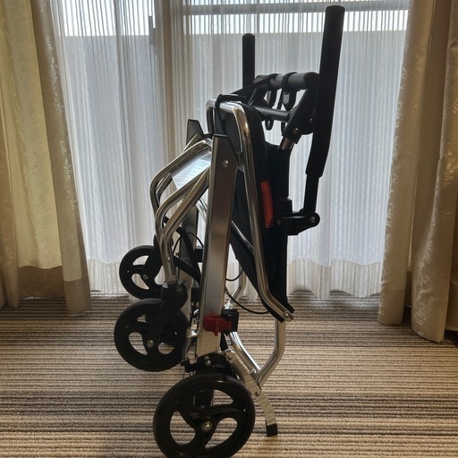 美品　
超軽量車椅子　RAKU 介護　手押し車椅子ブレーキ付き 　
