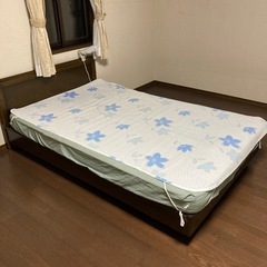 フランス　セミダブルベッドの画像