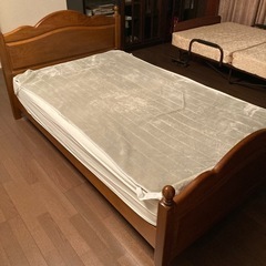 フランス セミダブルベッドの画像