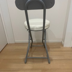 折りたたみ椅子の画像