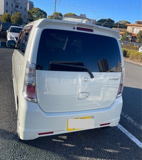 スズキ ワゴンRスティングレー のパールホワイトカラー、5ドア、15インチホイールを装備したコンパクトカーです。 