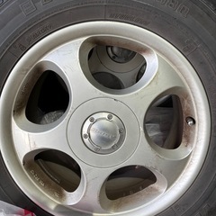 スタッドレスタイヤ。ホイル付きの画像
