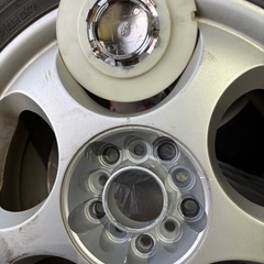 スタッドレスタイヤ。ホイル付きの画像