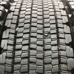 札幌発 引取OK BS W900 245/80R17.5 133/131J 17.5インチ トラックタイヤ スタッドレス 4本 23年製 バリ溝 4t 増トン ユニック　(STT109)の画像