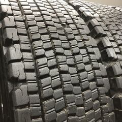 札幌発 引取OK BS W900 245/80R17.5 133/131J 17.5インチ トラックタイヤ スタッドレス 4本 23年製 バリ溝 4t 増トン ユニック　(STT109)の画像