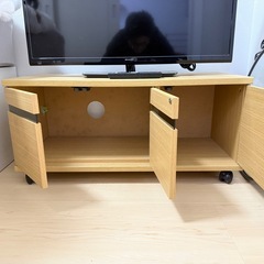 テレビとテレビ台のセットの画像