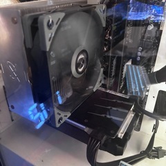 ゲーミングデスクトップとモニターセットの画像