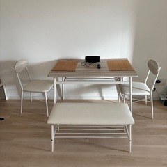 ダイニングテーブルの画像