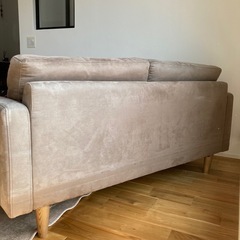 シンプルな2.5人掛けソファー　の画像