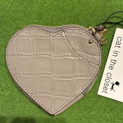 cat in the closet ハート型ポーチの画像