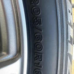 ブリヂストンのスタッドレスタイヤと16インチホイールのセットの画像