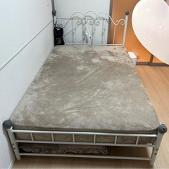 【1/12までの連休で引取希望】セミダブルベッドの画像